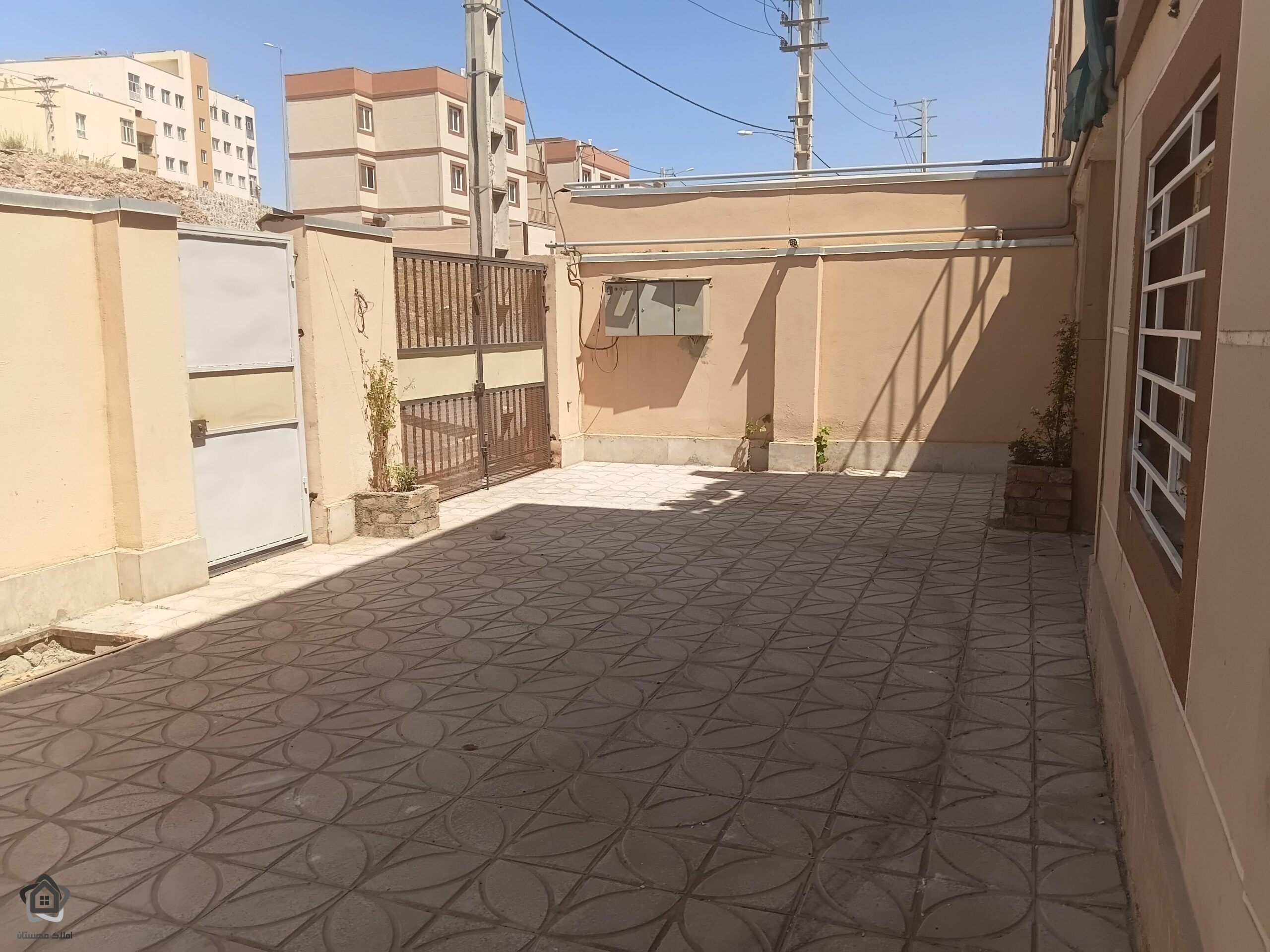 فروشی طبقه همکف سهند ساران شهرجدید هشتگرد / مهستان